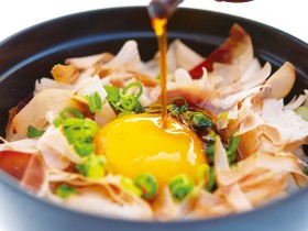 朝食で大人気 「鰹節卵かけご飯」の素